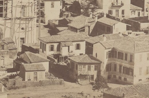 Αναγνωρίζετε το εκκλησάκι πίσω από την απλωμένη μπουγάδα στο Κέντρο της Αθήνας, το 1860;