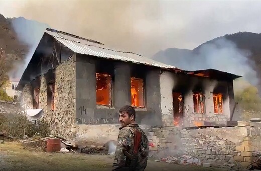 Στο Ναγκόρνο - Καραμπάχ καίνε τα σπίτια τους για να μην τα πάρουν οι κατακτητές