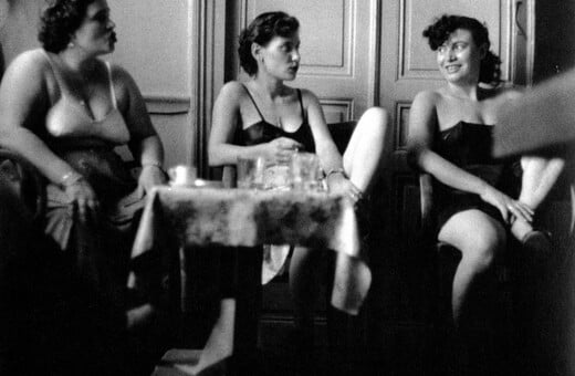 Μια πόρνη του 1935 στα Βούρλα της Δραπετσώνας, αφηγείται τη ζωή της στο γαλλικό περιοδικό Voila