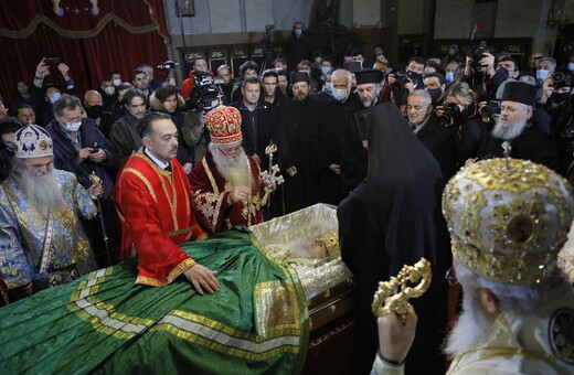 Σερβία: Συνωστισμός στο λαϊκό προσκύνημα του Πατριάρχη Ειρηναίου που πέθανε από επιπλοκές του κορωνοϊού
