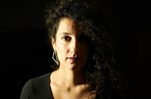 Irini Qn: Μια νέα Ελληνίδα τραγουδοποιός κάνει την έκπληξη στο τέλος της χρονιάς