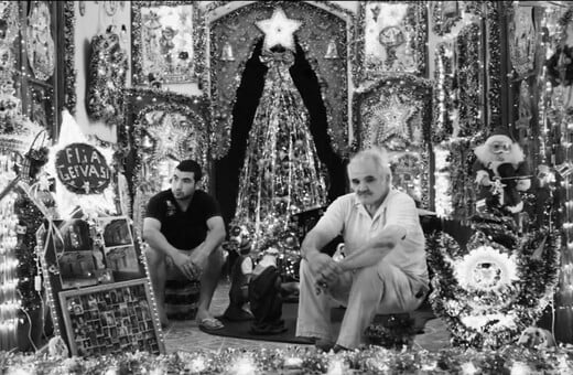 Ένας πατέρας και ο γιος του ζωντανεύουν το χωριό τους με το πνεύμα των Χριστουγέννων