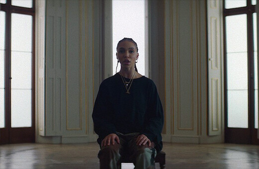 H FKA Twigs επιστρέφει με νέο κομμάτι και βίντεο