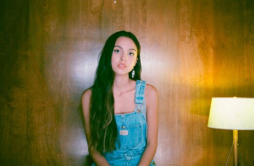 Olivia Rodrigo: Πώς μια άγνωστη 17χρονη κατέκτησε την κορυφή των τσαρτ σε Αγγλία και Αμερική