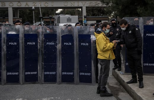 Η Ελληνική Αστυνομία στο πανεπιστήμιο: Μια γλυκιά τουρκική συνταγή