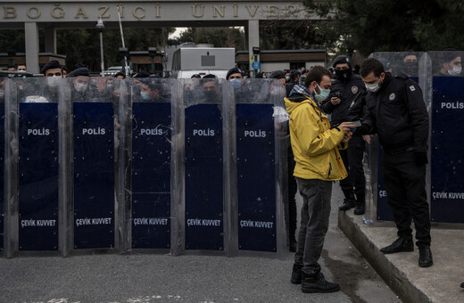 Η Ελληνική Αστυνομία στο πανεπιστήμιο: Μια γλυκιά τουρκική συνταγή