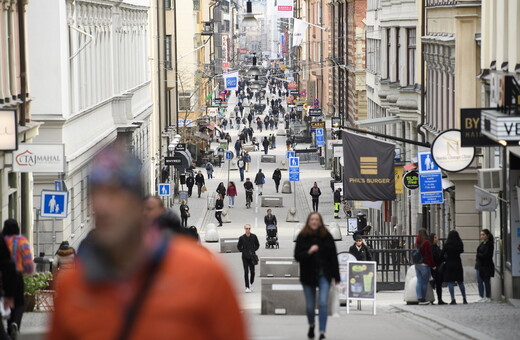 Η Σουηδία παίρνει πιο αυστηρά μέτρα για τον κορωνοϊό