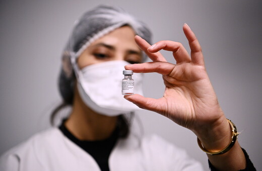 Βρετανία: Ερευνητές ετοιμάζουν το πρώτο εμβόλιο Covid-19 σε μορφή «έξυπνου» τσιρότου