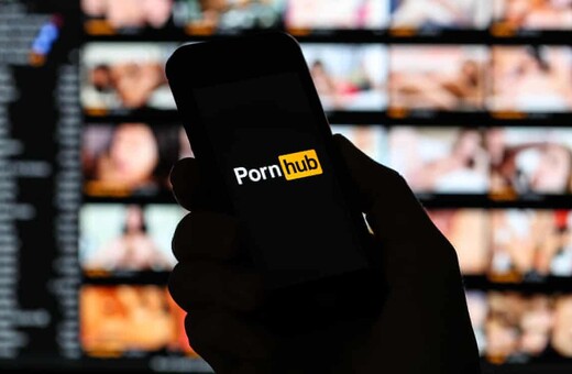 Το Pornhub απέσυρε όλα τα βίντεο από μη επιβεβαιωμένους χρήστες