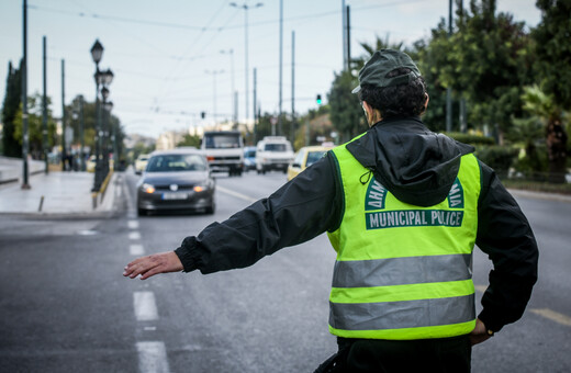 Lockdown: Πόσα άτομα επιτρέπονται στο IX και στο ταξί