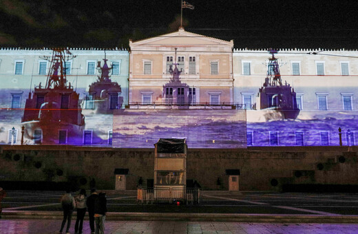 Αντιδράσεις για το πρωτοφανές θέαμα πολεμικών πλοίων και θρησκευτικών μορφών πάνω στη Βουλή