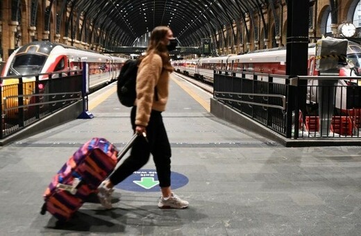 Σε αντίθεση με την υπόλοιπη Ευρώπη, η Ελλάδα επιτρέπει τις πτήσεις από και προς το Ηνωμένο Βασίλειο.