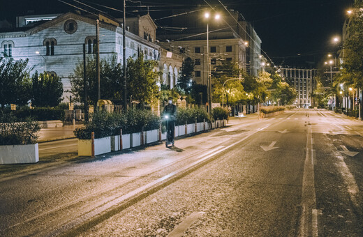 Χορός με τη σκιά μου: Περπατώντας στους δρόμους την πρώτη νύχτα της απαγόρευσης στην Αθήνα