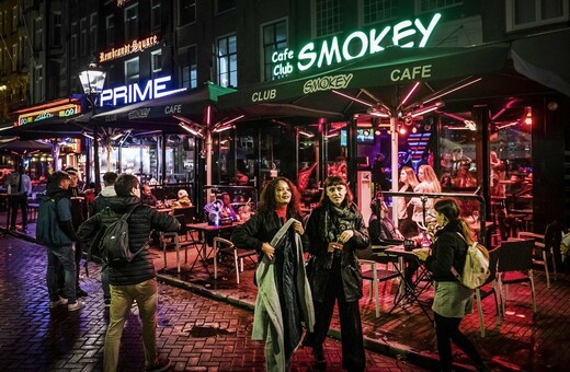 Το Άμστερνταμ θέλει να απαγορεύσει τους τουρίστες από τα διάσημα «coffee shops»