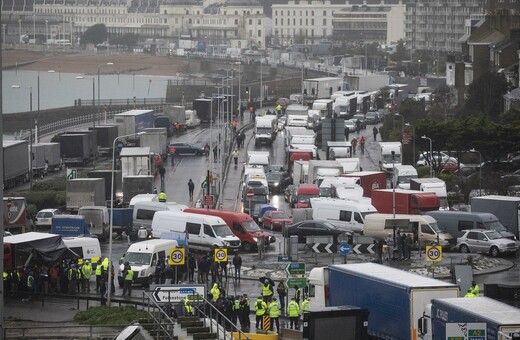Βρετανία: Χάος στο Ντόβερ παρά το άνοιγμα των συνόρων - Εγκλωβισμένοι οι οδηγοί φορτηγών