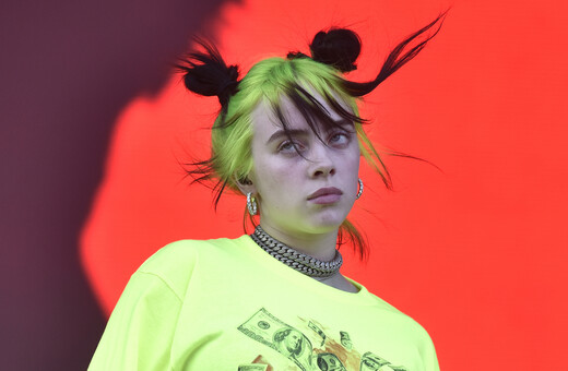 Billie Eilish: Περιοριστικά μέτρα σε stalker που είχε κατασκηνώσει έξω από το σπίτι της