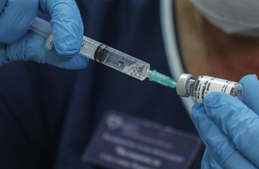 Politico: Ως τα τέλη του καλοκαιριού θα έχει εμβολιαστεί το 23% στην Ελλάδα, με τον σημερινό ρυθμό