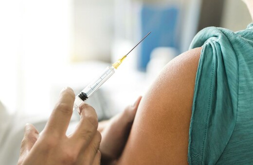 Κορωνοϊός: Δείτε αν ανήκετε στις πρώτες ομάδες που θα εμβολιαστούν - Τρεις τρόποι για ραντεβού