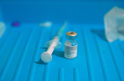 Κορωνοϊός: Συμφωνία των Pfizer/BioNTech με τη Novartis για συμπαραγωγή του εμβολίου