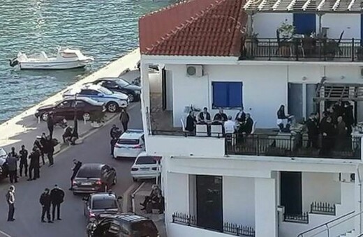 «Πυρά» για το γεύμα Μητσοτάκη στην Ικαρία με άλλα άτομα - Σε βεράντα σπιτιού βουλευτή της ΝΔ