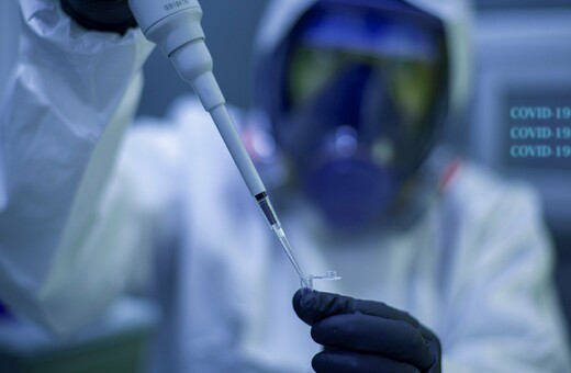AstraZeneca: Η Βρετανία ενέκρινε το εμβόλιο της Οξφόρδης
