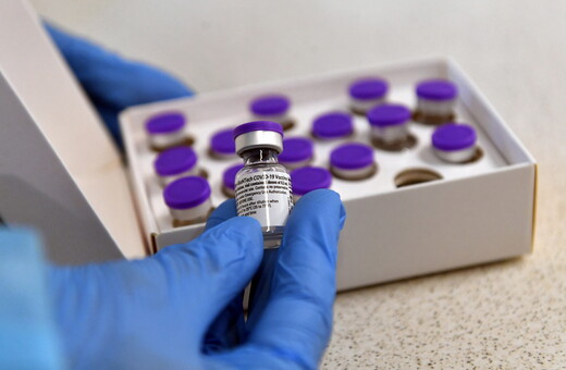 Pfizer: Ανοιχτό το ενδεχόμενο να υποβάλλει αίτηση για έγκριση του εμβολίου στη Ρωσία