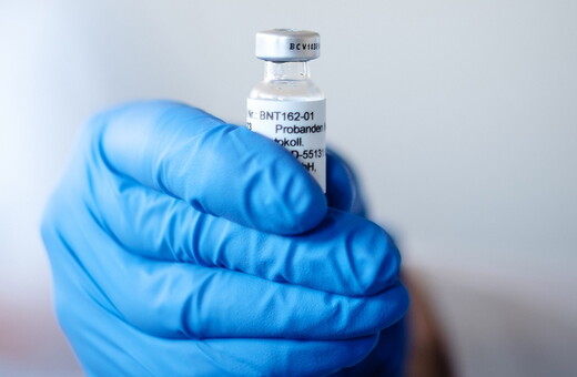 Pfizer: Μέσα στο εργαστήριο παραγωγής του εμβολίου [ΒΙΝΤΕΟ]