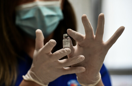 Politico: Πιστοποιητικό εμβολιασμού προτείνει ο Κυριάκος Μητσοτάκης