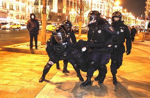 Το Κρεμλίνο παραδέχεται ότι συνελήφθησαν περισσότεροι διαδηλωτές από όσους χωρούν τα κρατητήρια
