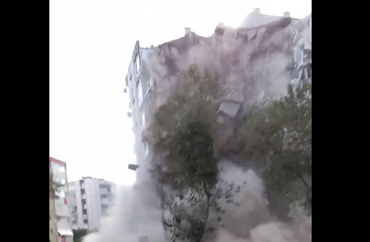 Σεισμός: Η τρομερή στιγμή που μια επταώροφη πολυκατοικία σωριάζεται στη Σμύρνη [video)