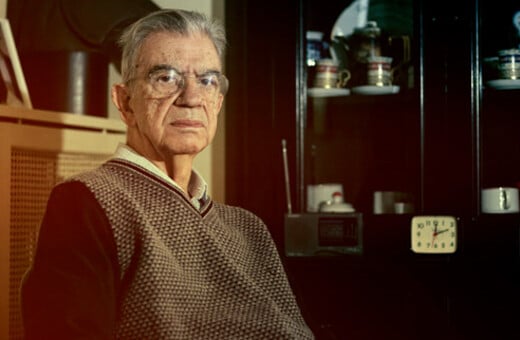 Δολοφονήθηκε ο συγγραφέας Μένης Κουμανταρέας