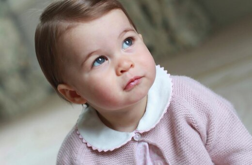 Η πριγκίπισσα Σάρλοτ γιορτάζει τα πρώτα της γενέθλια και η Κέιτ Μίντλετον μοιράζεται τις καινούργιες της φωτογραφίες