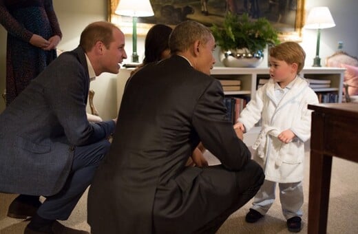 O μικρός πρίγκηπας Τζορτζ υποδέχτηκε τον Ομπάμα με τις πιτζάμες και του έσφιξε το χέρι