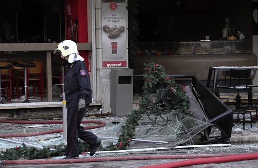 Οι φωτογραφίες από την πλατεία Βικτωρίας αποκαλύπτουν πόσο ισχυρή ήταν η έκρηξη