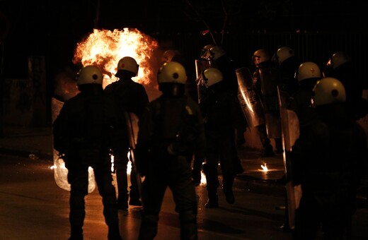 Μολότοφ και χημικά τη νύχτα στο κέντρο της Αθήνας - ΒΙΝΤΕΟ