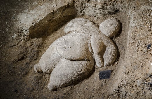 Η μαρμάρινη Γυμνή Γυναίκα του Çatalhöyük αποκαλύπτεται μετά από 9 χιλιετίες