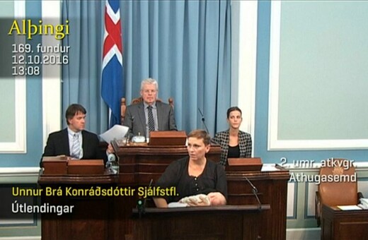 Ισλανδία: Bουλευτίνα ανέβηκε στο βήμα του κοινοβουλίου για να μιλήσει θηλάζοντας την κόρη της (video)