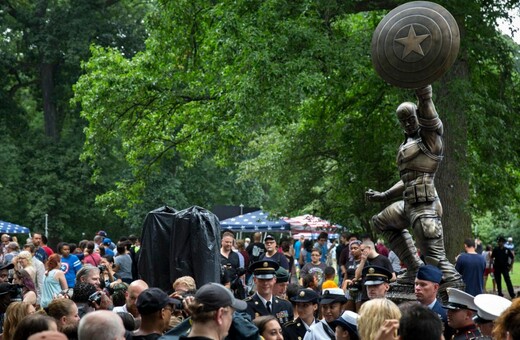 ΗΠΑ: Το άγαλμα του Captain America παρουσιάστηκε στο Μπρούκλιν και τιμήθηκε δεόντως