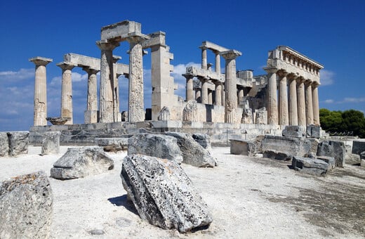 Ο ναός της Αφαίας στο φως μιας καλοκαιρινής μέρας