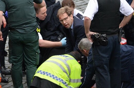 Επίθεση στο Λονδίνο: Οι συγκλονιστικές φωτογραφίες του βρετανού βουλευτή που προσπαθεί να σώσει τον μαχαιρωμένο αστυνομικό