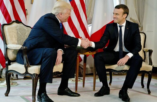 H ασυνήθιστα δυνατή χειραψία του Μακρόν με τον Τραμπ - Γιατί ο Γάλλος πρόεδρος δεν του άφηνε το χέρι