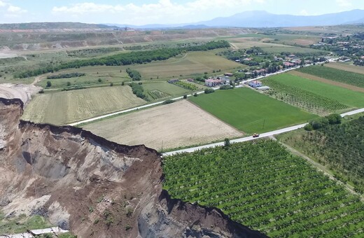 Βίντεο με τη στιγμή της κατολίσθησης στο Αμύνταιο - Drone κατέγραψε την τεράστια καταστροφή