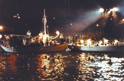 Το beach party μιας γενιάς: Δείτε ολόκληρη την ιστορική συναυλία του Κηλαηδόνη στην πλαζ της Βουλιαγμένης