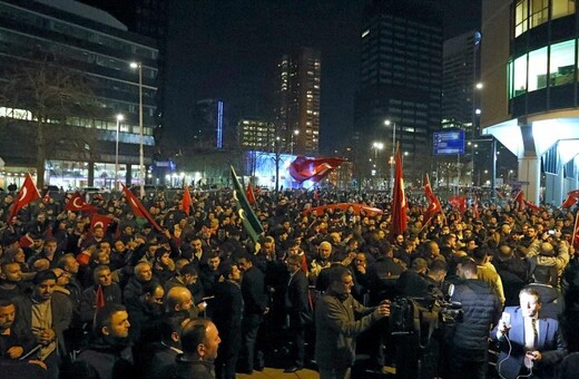 Νύχτα έντασης στην Ολλανδία: Εκατοντάδες τούρκοι διαδηλωτές έξω από το τουρκικό προξενείο στο Ρότερνταμ