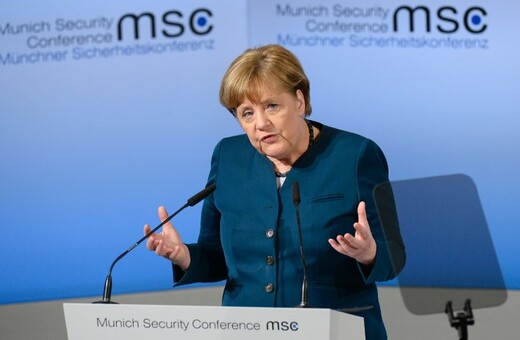 Διάσκεψη Μονάχου: Η Μέρκελ θεωρεί σύμμαχο τη Μόσχα κατά του ISIS, ο Πενς καθησυχάζει για το ΝΑΤΟ