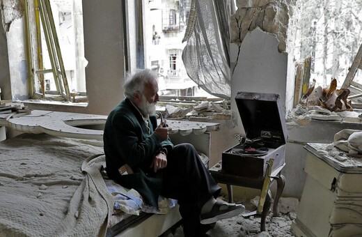 Χαλέπι: Μόνος, με ένα παλιό γραμμόφωνο ανάμεσα στα συντρίμμια