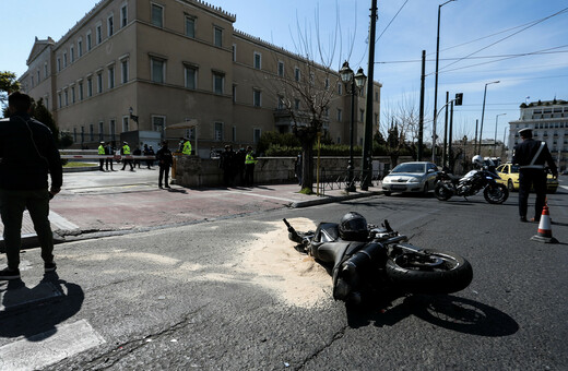 Τροχαίο έξω από τη Βουλή: Όχημα ασφαλείας της Ν.Μπακογιάννη συγκρούστηκε με μηχανή - Η ανάρτηση στο Facebook