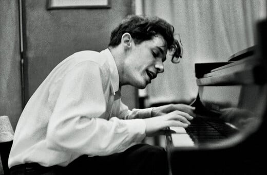 Glenn Gould: Ο μεγάλος πιανίστας που γεννήθηκε σαν σήμερα το 1932