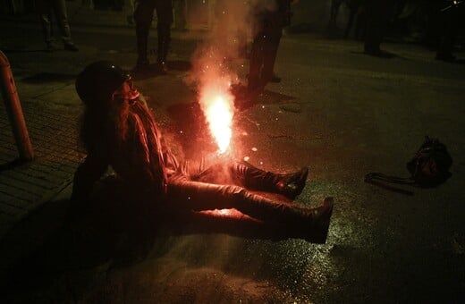 Εικόνες σοκ από Εξάρχεια - Η δικηγόρος με τη φωτοβολίδα καρφωμένη να της καίει το πόδι