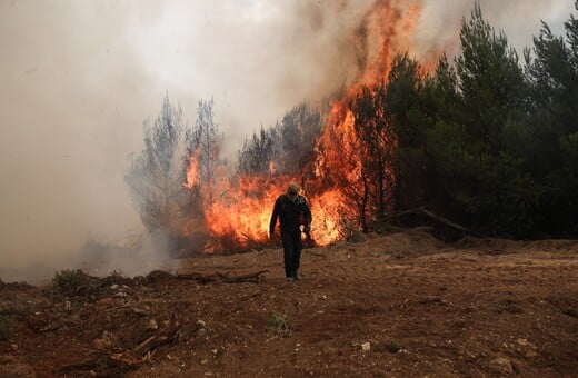 Αναξέλεγκτη η μάχη με τις φλόγες στην ανατολική Αττική- Επεκτείνεται κι άλλο το μέτωπο της πυρκαγιάς (upd)